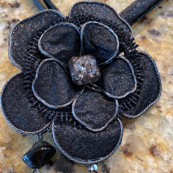 Italian crystal flower necklace - Picture 2 of 8